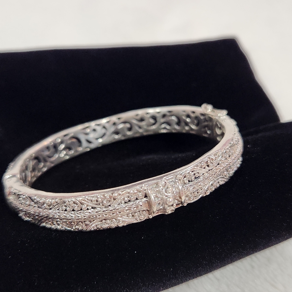 Sarda Sterling Silver Hinged Bangle Bracelet